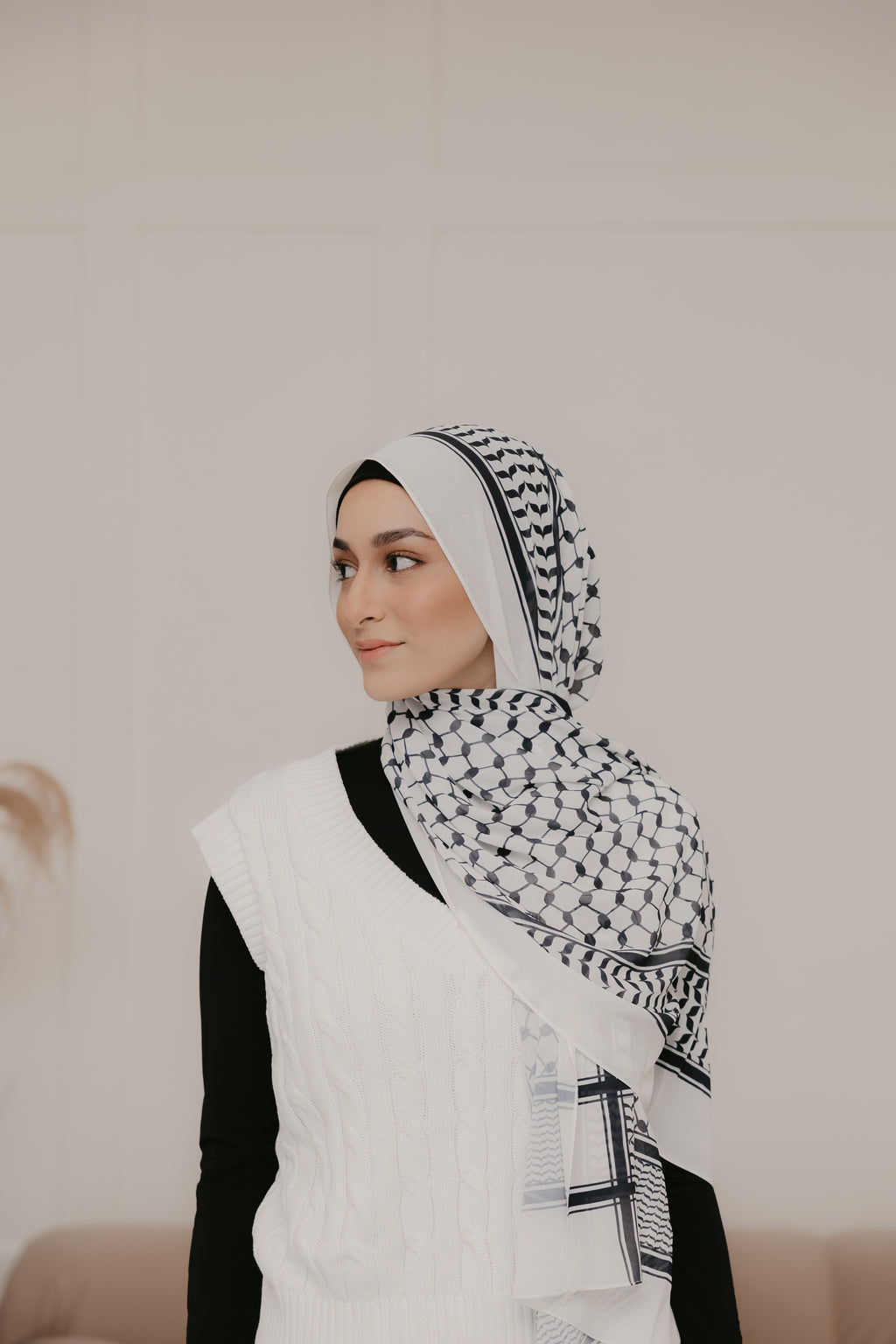 FULL Keffiyyah White (with Black) Chiffon Hijab - leenashijabs